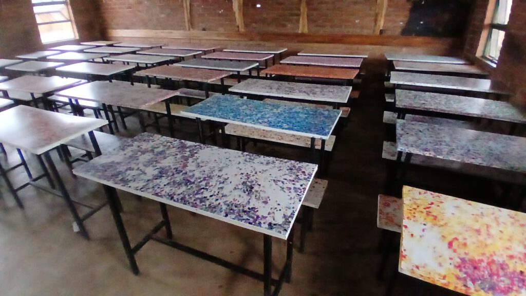 Klassenraum der Thawale 2 Primary School mit Schulbänken, deren Platten aus recyceltem Kunststoff bestehen